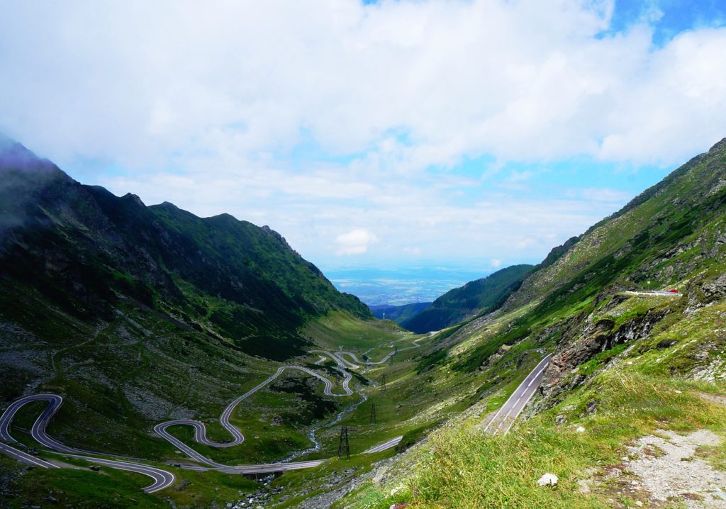 Rumunia, życie w Rumunii, praca w Rumunii, rozwód Rumunia, Trasa Transfagarasan, cmentarz Sapanța, wesoły cmentarz, covrig polonez, sanktuarium niedźwiedzi Rumunia, fakty o Rumunii